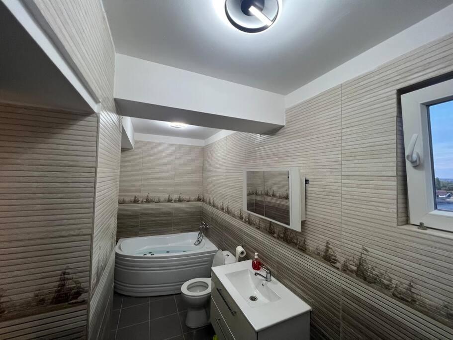 Lovely Flat With Bathtub 5 Mins From Center Craiova Extérieur photo