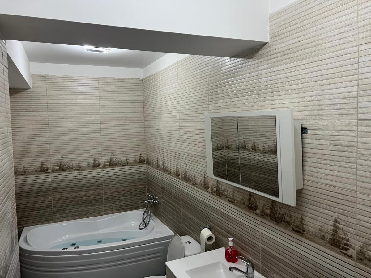 Lovely Flat With Bathtub 5 Mins From Center Craiova Extérieur photo